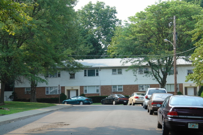 Hillside Court Apartments in Endicott, NY - Foto de edificio - Building Photo