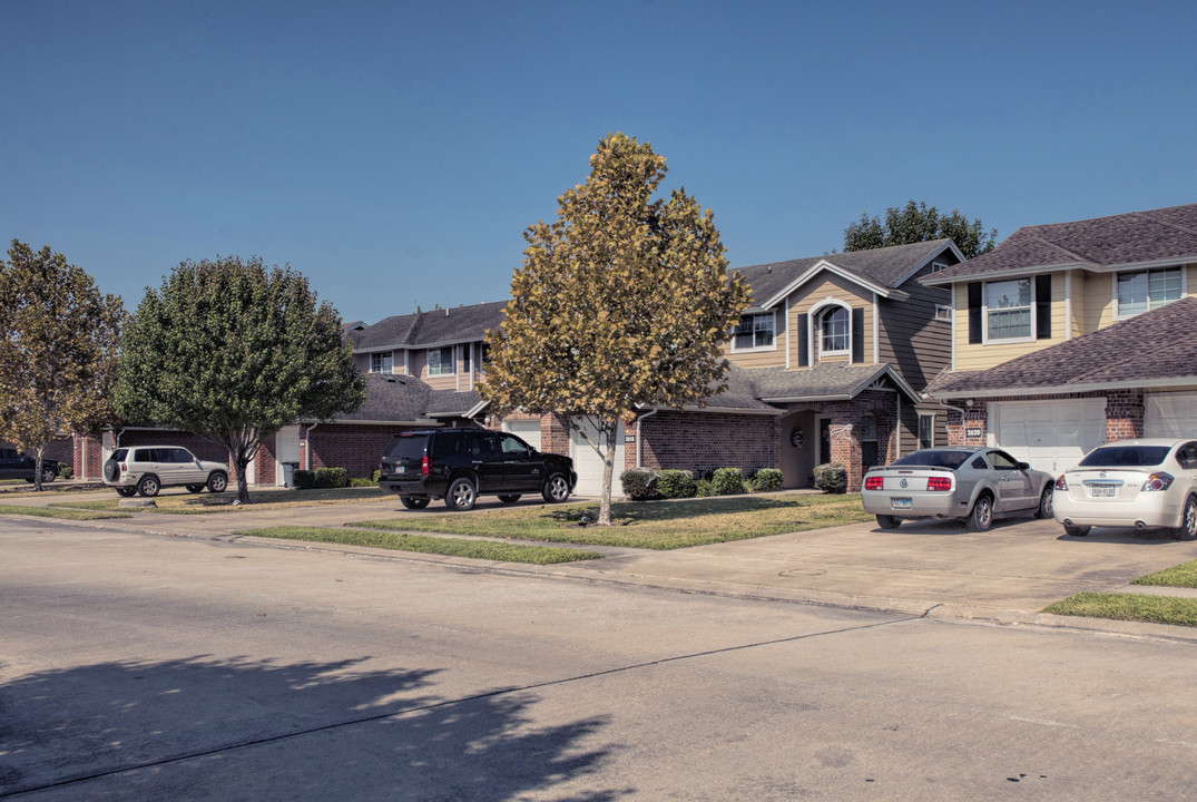 Coronado Townhomes in League City, TX - Building Photo