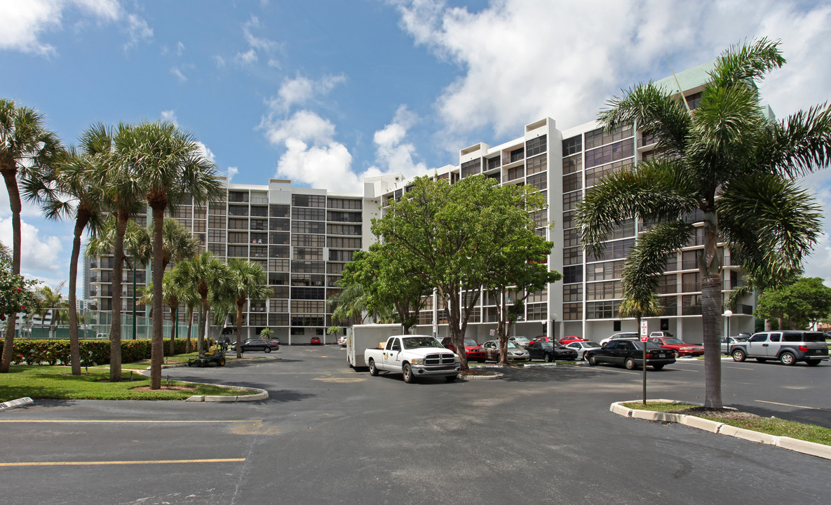 Towers of Oceanview East in Hollywood, FL - Building Photo