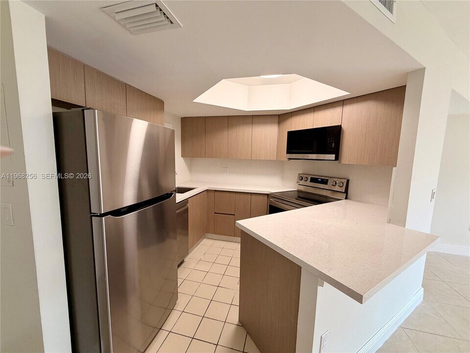 8353 Lake Dr in Doral, FL - Building Photo