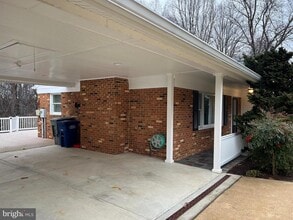 6830 Pacific Ln in Annandale, VA - Building Photo - Building Photo