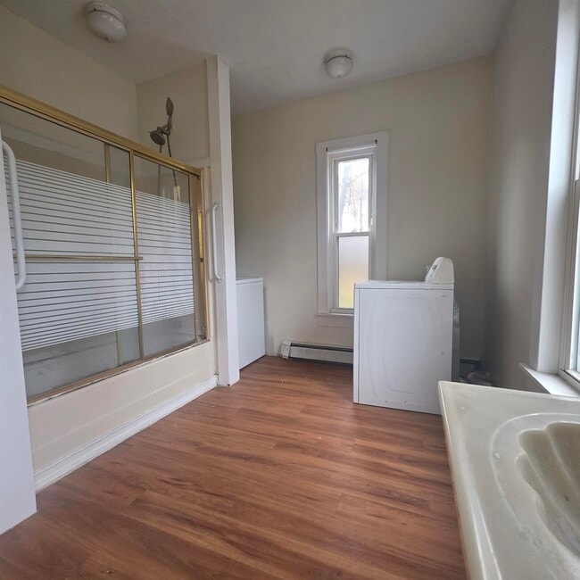 104 Summer St in Claremont, NH - Building Photo - Building Photo