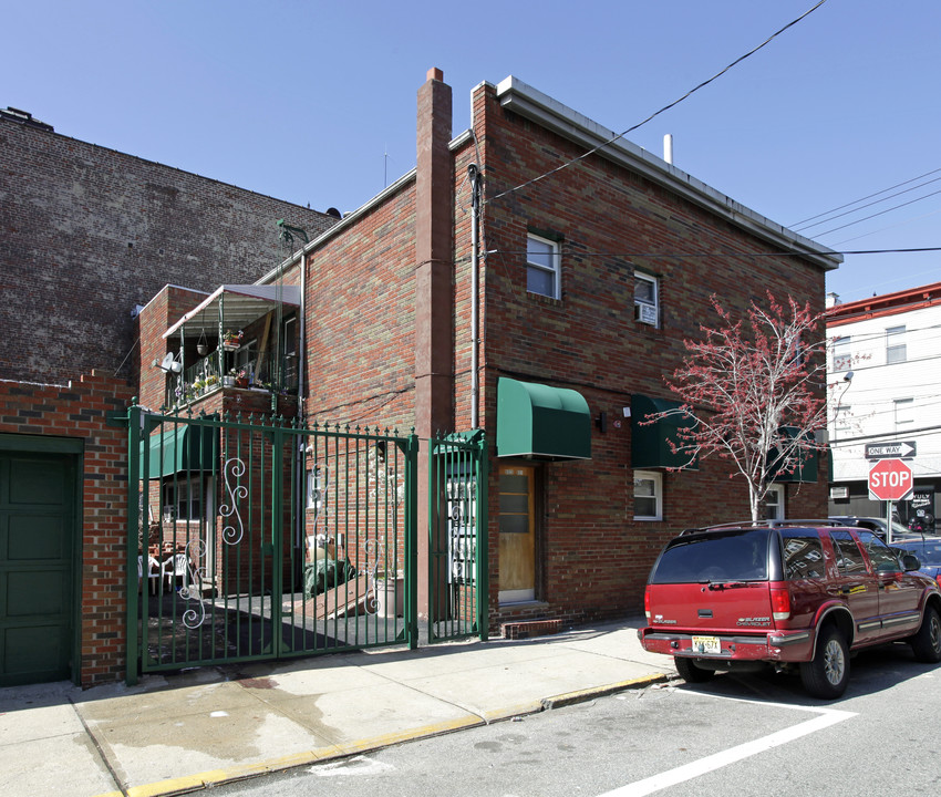 6021-6023 Jefferson St in West New York, NJ - Building Photo