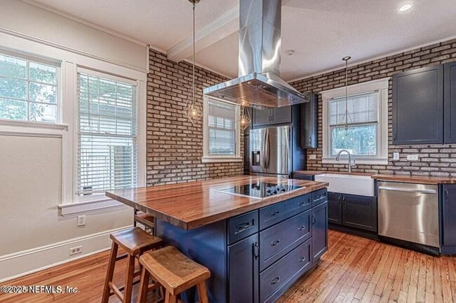 property at 2811 Forbes St