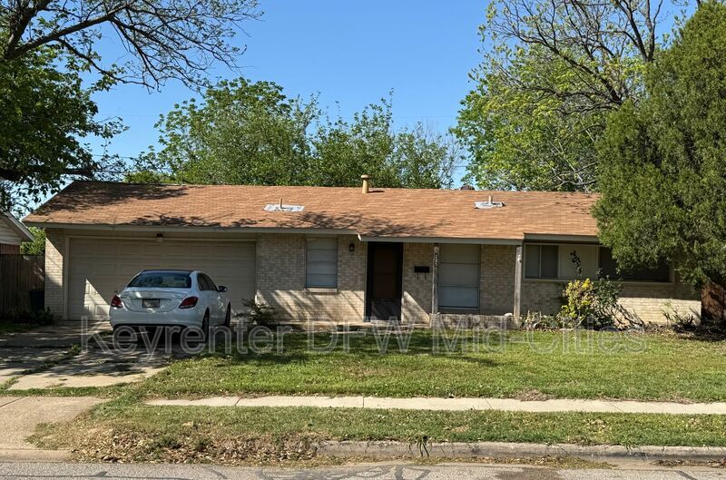 1225 Fairdale St in Irving, TX - Building Photo