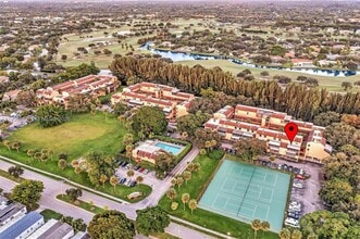 400 Commodore Dr in Plantation, FL - Foto de edificio - Building Photo