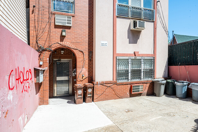 54-19 Roosevelt Ave in Woodside, NY - Foto de edificio - Building Photo