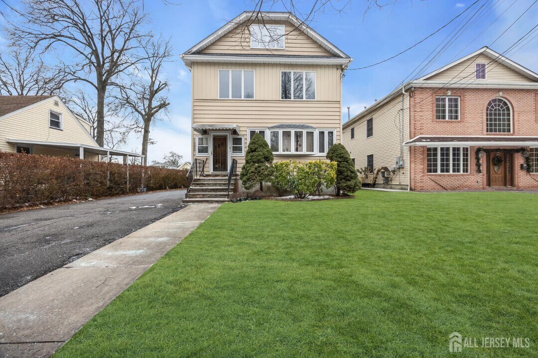 128 E Colfax Ave in Roselle Park, NJ - Building Photo