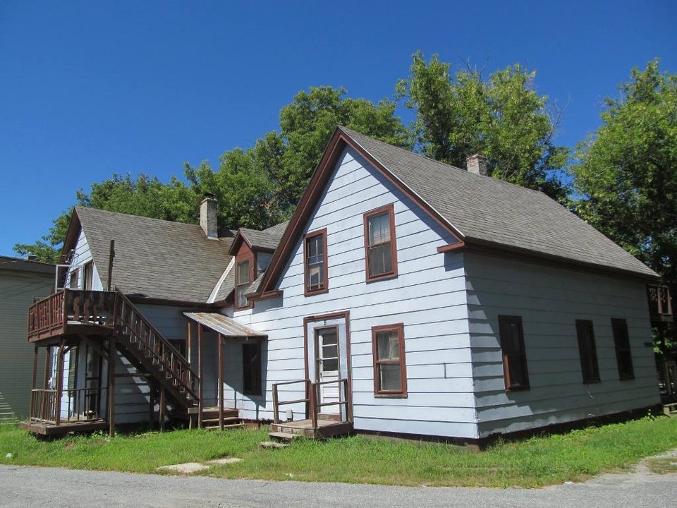 12 Meadow St in Claremont, NH - Foto de edificio