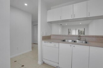 315 NW 36th Ave in Deerfield Beach, FL - Building Photo - Building Photo