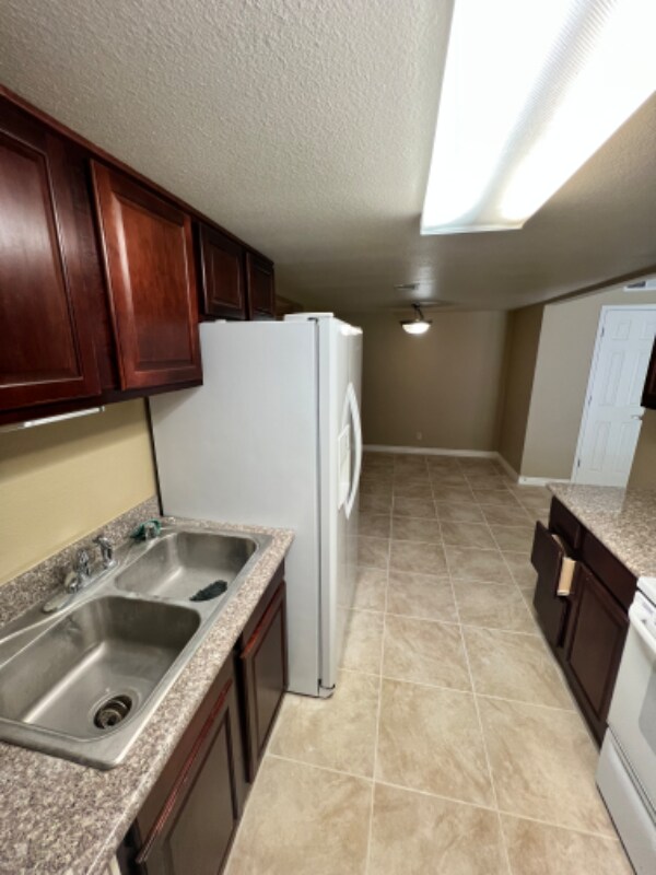 5081 River Glen Dr in Las Vegas, NV - Building Photo - Building Photo