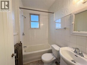 710 Giles Blvd E in Windsor, ON - Building Photo - Building Photo