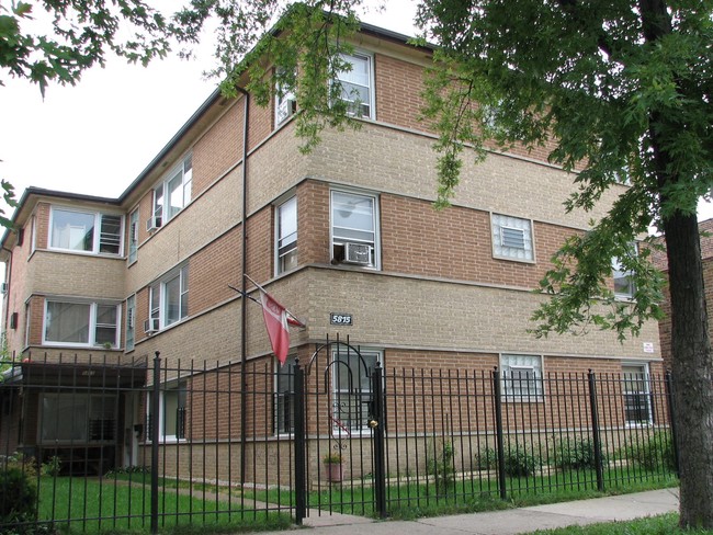 5815 W Fullerton Ave in Chicago, IL - Building Photo - Building Photo