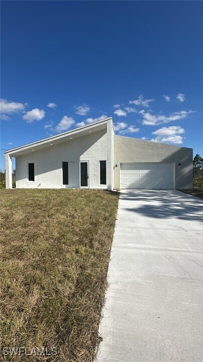 6010 Ruth Ave N in Lehigh Acres, FL - Building Photo