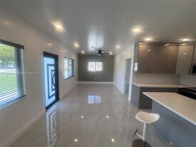 2048 NW 99th Terrace in Miami, FL - Building Photo