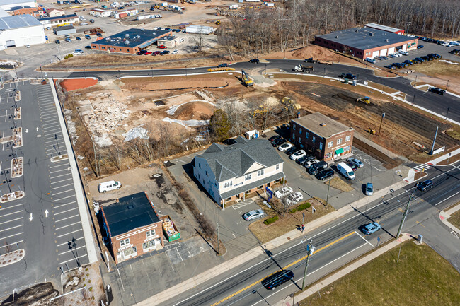 Building D & E in Berlin, CT - Foto de edificio - Building Photo