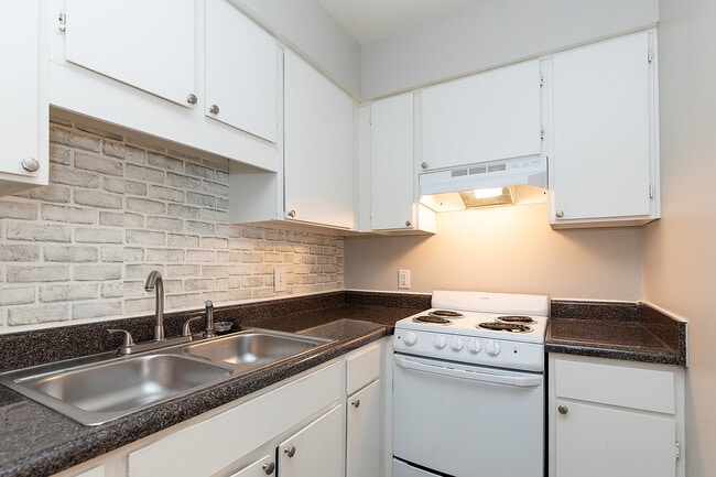 Tivoli Apartments in Columbus, OH - Building Photo - Building Photo