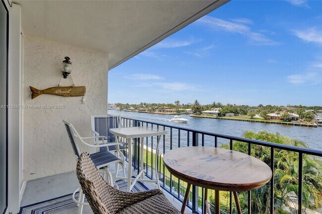 property at 521 N Riverside Dr