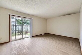 455 107th Ln NW in Minneapolis, MN - Foto de edificio - Building Photo