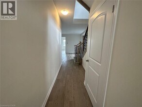 3 Bee Cres in Brantford, ON - Building Photo - Building Photo
