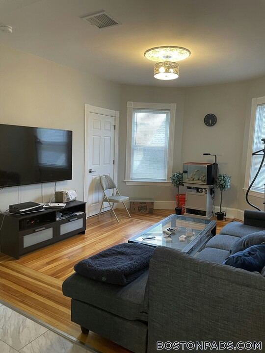 267 E Cottage St in Boston, MA - Building Photo