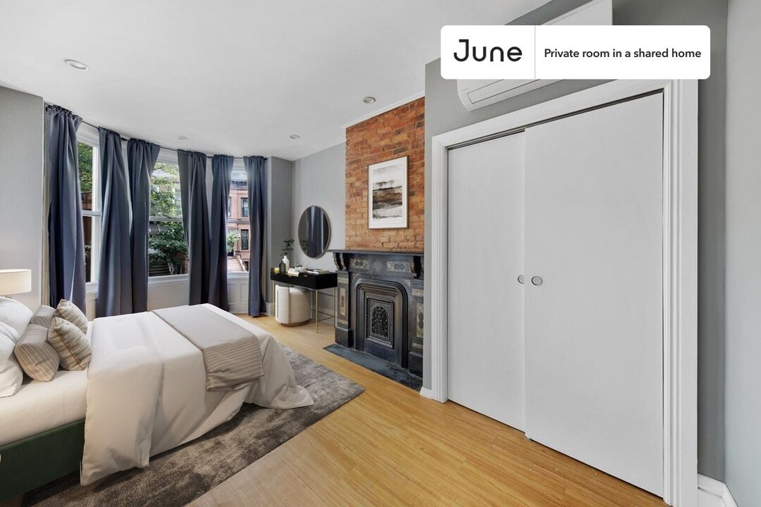 Private bedroom in 5 bed/2 bath Home in New York, NY - Building Photo