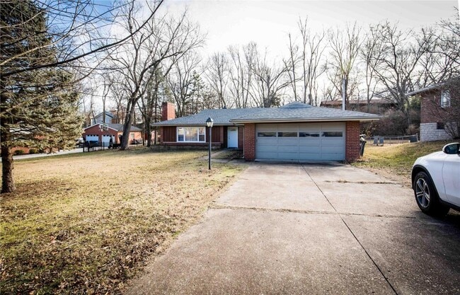 18 Forsythia Ln in Olivette, MO - Building Photo - Building Photo