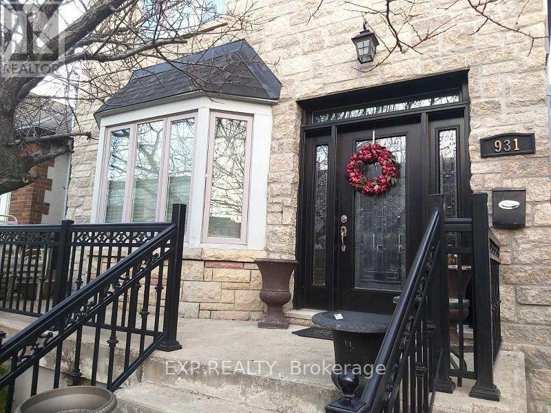 931 Pape Ave in Toronto, ON - Building Photo