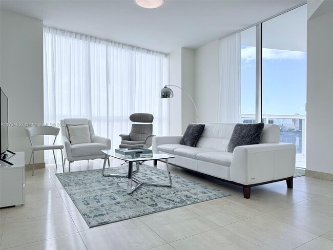 18201 Collins Ave in Sunny Isles Beach, FL - Building Photo - Building Photo