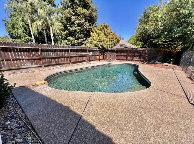 7552 N Wolters Ave in Fresno, CA - Foto de edificio - Building Photo