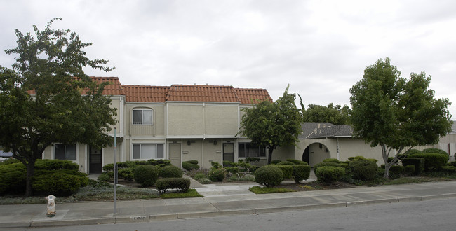 13700-13766 Aurora Dr in San Leandro, CA - Foto de edificio - Building Photo