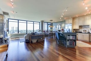 215 10th Ave S in Minneapolis, MN - Building Photo