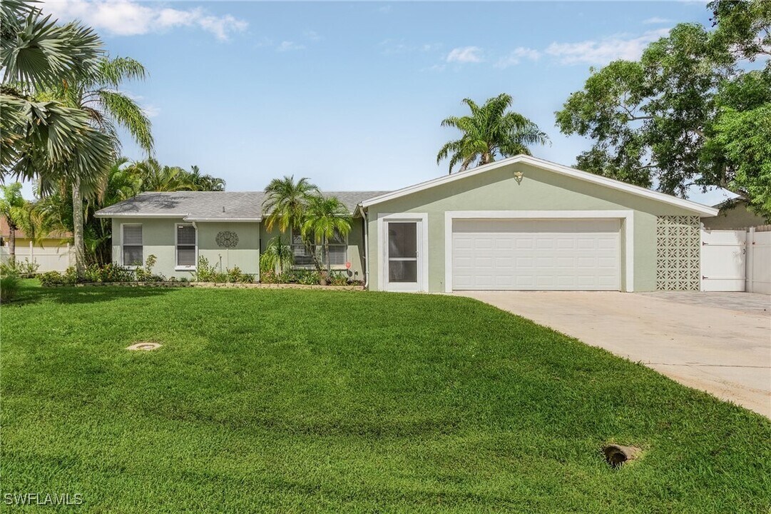 10230 Sandy Hollow Ln in Bonita Springs, FL - Building Photo