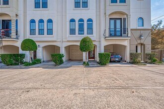 3125 Fairdale Oaks E in Houston, TX - Building Photo - Building Photo