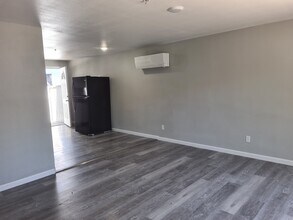 2426 White Ave, Unit B in Klamath Falls, OR - Foto de edificio - Building Photo