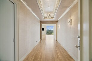121 N Post Oak Ln in Houston, TX - Building Photo