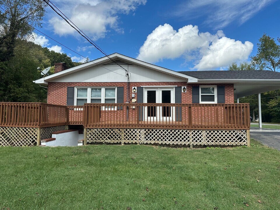 401 Santa Fe Dr in Bristol, TN - Building Photo