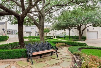 7329 Regency Square Ct in Houston, TX - Foto de edificio - Building Photo