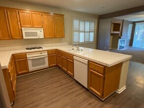 8060 Robinson Dr in Roseville, CA - Building Photo - Building Photo