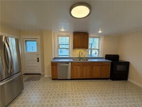 1 Bartlett Ct in Newport, RI - Building Photo - Building Photo