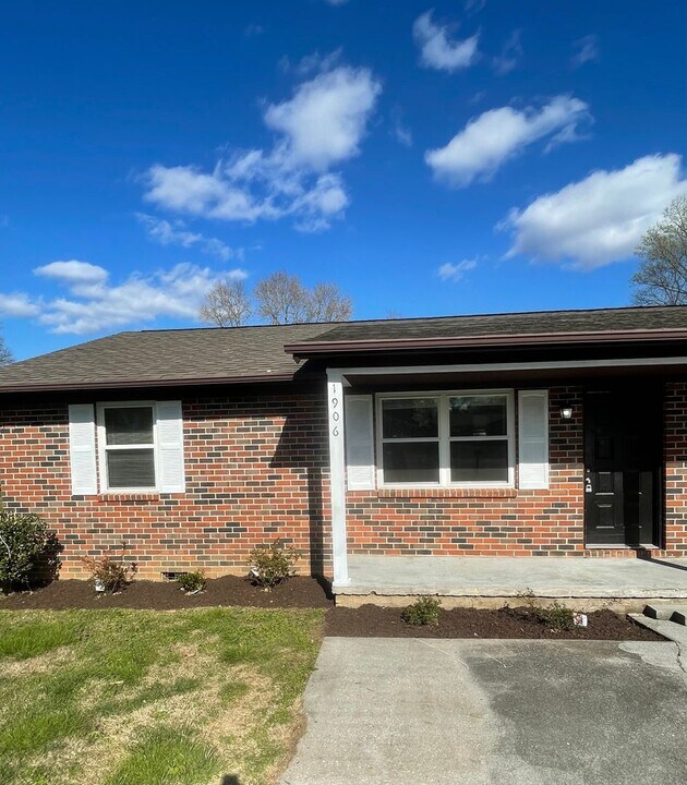 1906 Meadowview Ln in Knoxville, TN - Building Photo