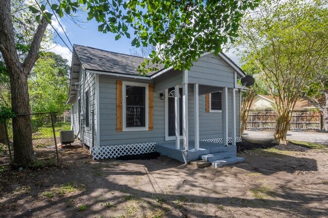 211 W South St in Alvin, TX - Building Photo - Building Photo