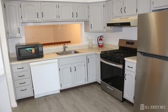 405 Maplecrest Rd in Edison, NJ - Building Photo - Building Photo
