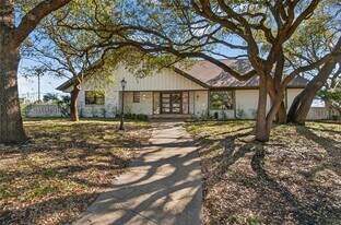 6873 Greenwich Ln in Dallas, TX - Building Photo