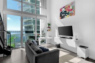 300 S Biscayne Blvd, Unit 410 in Miami, FL - Building Photo - Building Photo