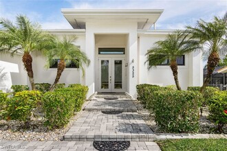 5325 Delano Ct in Cape Coral, FL - Foto de edificio - Building Photo