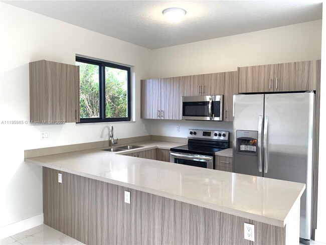 211 NW 7th Ct-Unit -A in Hallandale Beach, FL - Building Photo - Building Photo