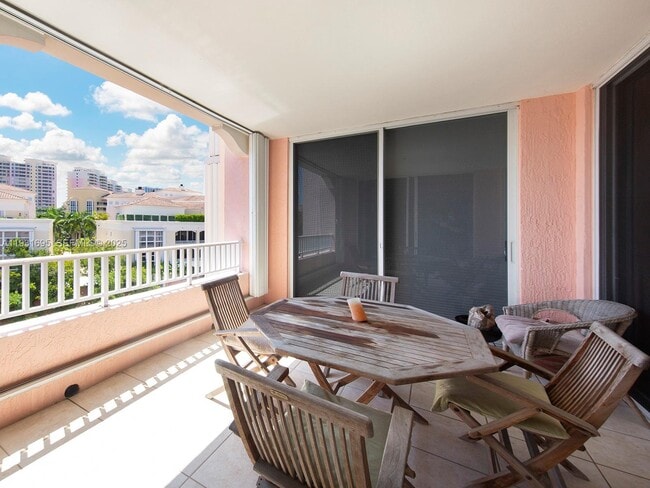 735 Crandon Blvd in Key Biscayne, FL - Building Photo - Building Photo