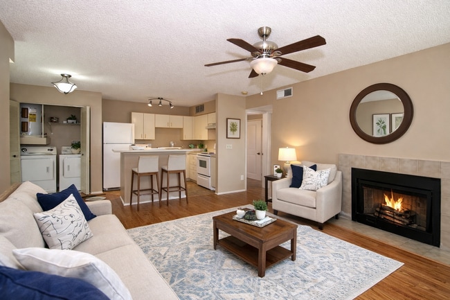 355 Lakepointe Dr in Altamonte Springs, FL - Building Photo - Building Photo