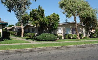 172-182 N Holly St in Orange, CA - Building Photo